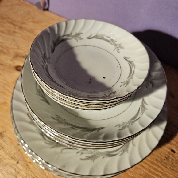 2 sets of dishes - Picture 3 of 4